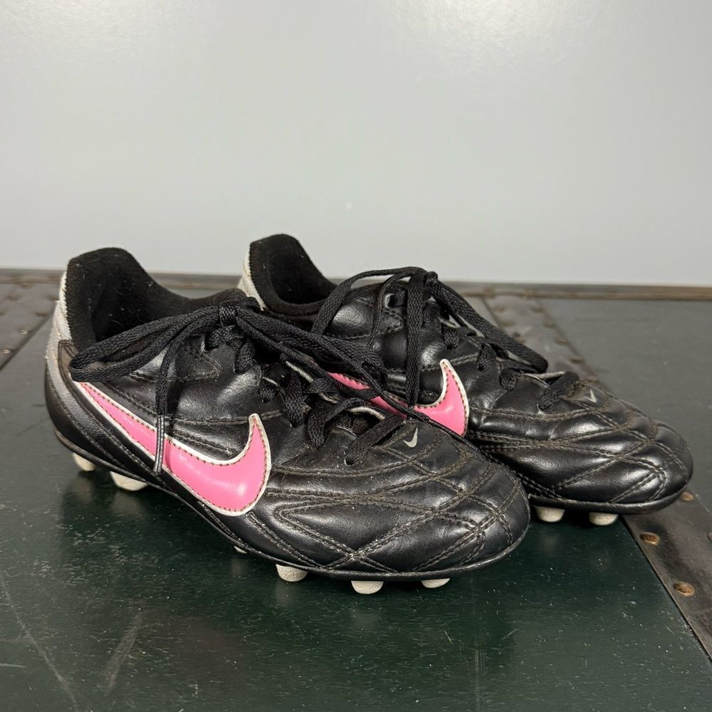 Girls NIKE Cleats Black & Pink 442126-060 SOCCER CLEATS Youth Kids Size 13.5